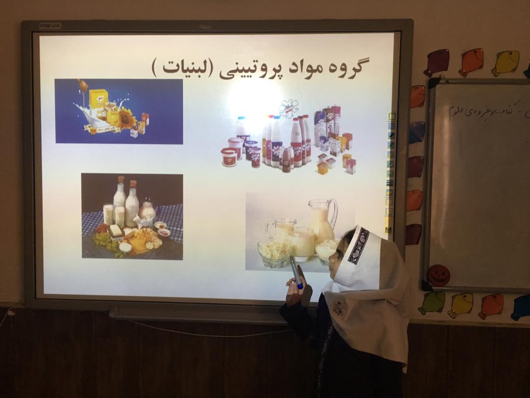 کنفرانس هلیا رسولی در مورد فواید مواد غذایی و پذیرایی از دوستانش